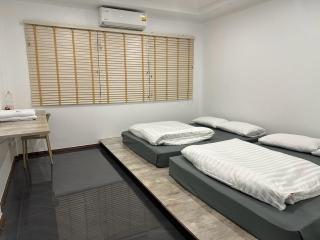 9 mins to BTS 2 Beds Private Suite Room and Shower - 2