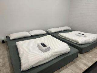 9 mins to BTS 2 Beds Private Suite Room and Shower - 1