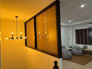 9 mins to BTS 2 Beds Private Suite Room and Shower - 8