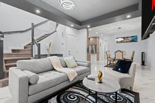 Stylish 4BR 5Bed Oasis Fast Wi-Fi and Free Parking - 0