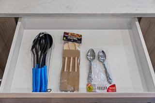 Stylish 4BR 5Bed Oasis Fast Wi-Fi and Free Parking - 8