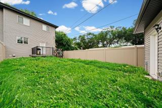 Stylish 4BR 5Bed Oasis Fast Wi-Fi and Free Parking - 3
