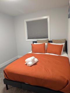 Stylish 4BR 5Bed Oasis Fast Wi-Fi and Free Parking - Edmonton - 0