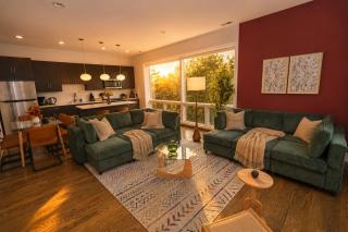 Little Italy 4BR Retreat with Optional Parking - 0