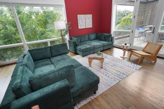 Little Italy 4BR Retreat with Optional Parking - 1