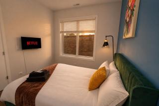Little Italy 4BR Retreat with Optional Parking - 9