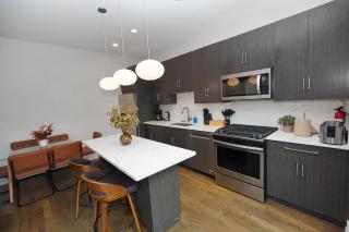 Little Italy 4BR Retreat with Optional Parking - 7
