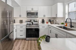 Houston World Cup Retreat Luxury 2BR + Pool - 4