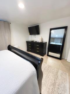 Aura Stays -Cozy Queen Room - Shared Bathroom- Self Check in-NEAR EWR - 2