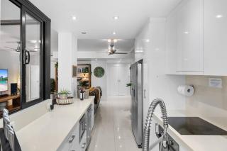 Luxury Beachfront Apartment with Direct Pool Access - 5