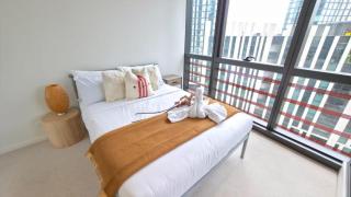 LV 16 Docklands Escape With Yarra River Views - 4