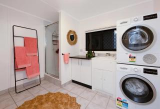 Resort Retreat in Mundingburra | Pool, BBQ - 7
