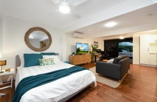 Resort Retreat in Mundingburra | Pool, BBQ - 6