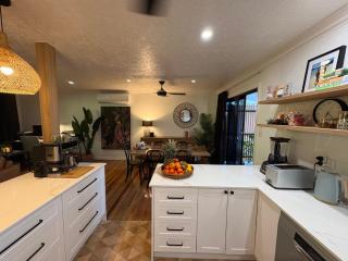 Resort Retreat in Mundingburra | Pool, BBQ - 5
