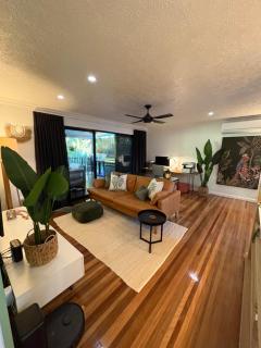 Resort Retreat in Mundingburra | Pool, BBQ - 4
