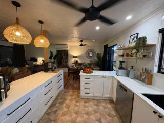 Resort Retreat in Mundingburra | Pool, BBQ - 2
