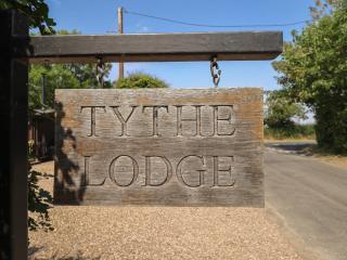 Tythe Lodge - Hot Tub Retreat in Rural Lincolnshire Family-Friendly Lodge Near Heckington - 8