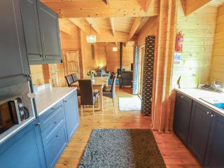 Tythe Lodge - Hot Tub Retreat in Rural Lincolnshire Family-Friendly Lodge Near Heckington - 1