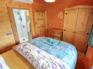 Tythe Lodge - Hot Tub Retreat in Rural Lincolnshire Family-Friendly Lodge Near Heckington - 2