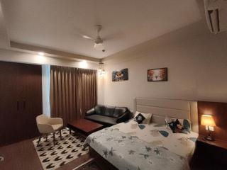 The Sunlit premium executive Suite Omaxe ITC, Greater Noida, Expomart - 9