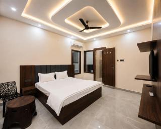 Hotel Ramyug Palace - 300 m from Ram Mandir - 5