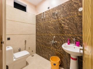 Hotel Ramyug Palace - 300 m from Ram Mandir - 2