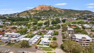 Coastal Corner, Luxury Queenslander on The Strand - North Ward - 7