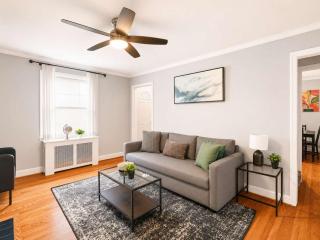 Charming Townhouse Retreat by CozySuites - 9