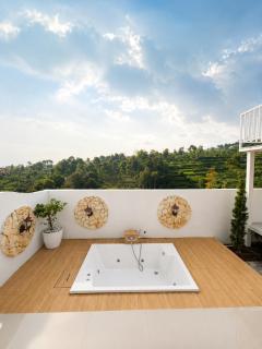 Villa With Jacuzzi, Damar Ningrum 3 - Tutugan - 9