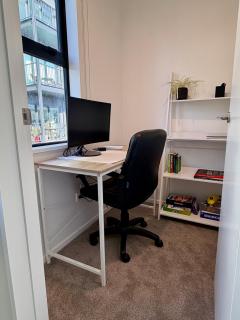 Work-Ready CBD Stay - Office, Monitor, Great Coffee & King Bed - 5