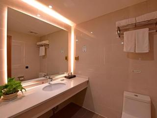 GreenTree Inn Tongxiang Chongfuzhen World Fur Center Branch - 1