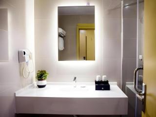 GreenTree Inn Huanggang City Wuxue City Kanjiang Avenue - 4