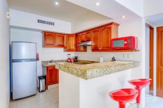 Pool, Gazebo, Parking, 2 Blocks to Beach & 5th Ave - 5