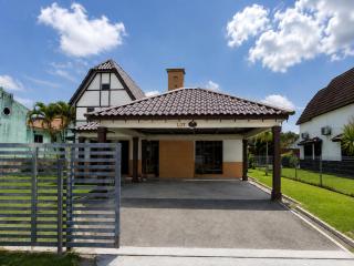 Bucketland Villa 4 Alor Gajah Melaka - Private Pool & Karaoke - 0