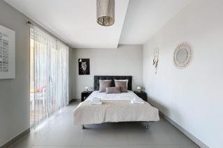 Elegant Design Apt With Balcony And Pool - 1
