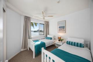 Charming 2-Bed Coastal Haven Near Esplanade - 4