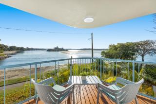 Charming 2-Bed Coastal Haven Near Esplanade - 1