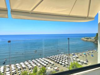 Frontal Sea View Apartments - 9