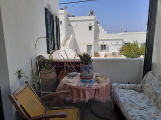 A pretty house of art deco & local knitting baskets - 9