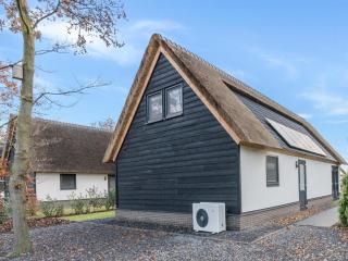 Thatched luxury leisure farm for 6 people - 8