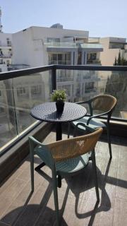 Modern Swieqi Apartment Sleeps 6 10 mins to StJulians - 2