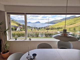Panoramic Fjord Views in Modern Kvivik House - 7