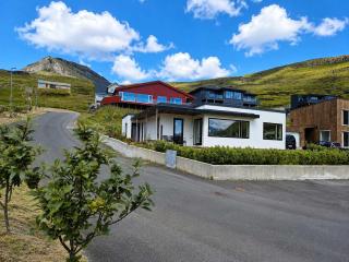 Panoramic Fjord Views in Modern Kvivik House - 5