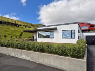 Panoramic Fjord Views in Modern Kvivik House - 4