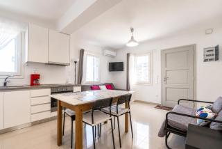 Bright & Cozy Home, 5 mins to Andros Town - 0