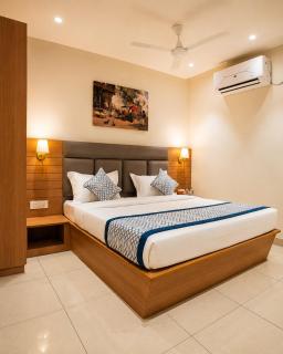 Royal Regal-Rooms & Suites - 7