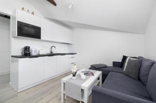 Funkcjonalny Apartament z Klimatyzacja w Chorzowie by Noclegi Renters - 7