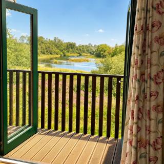 Luxury Waterfront Retreat I Private Hot Tub & Sauna I Lake View - 8