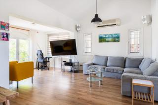 Beachside 3BR Villa with Garden & BBQ in Pervolia - 2