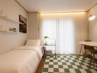 52Hongdae Station Area, Yeonnam, Hongdae Street, 15 Minutes from Itaewon, Single Accommodation, Fully Furnished - 2